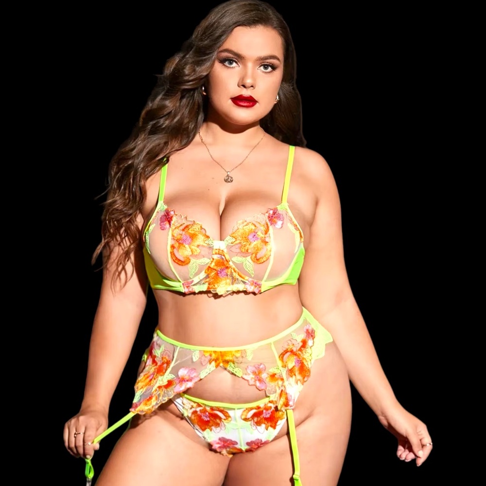 Plus Size Contrast Lace Jacquard Sexy Lingerie Set, Semi Sheer Medium Stretch.